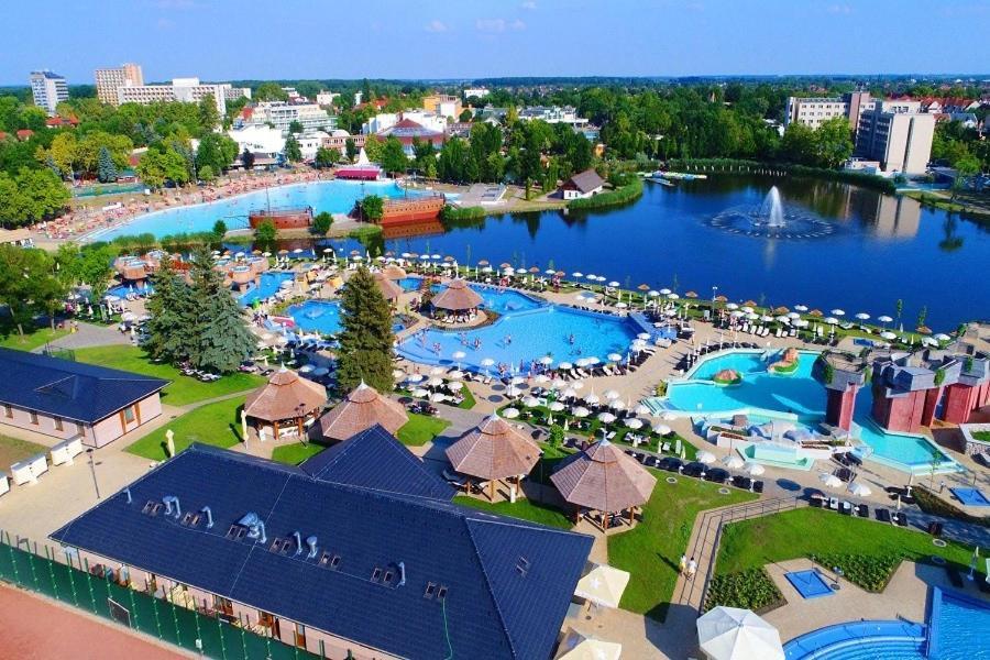 Krisi Apartman Hajdúszoboszló Buitenkant foto